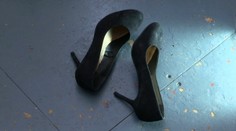 Nicolu zamestnávateľ nútil nosiť vysoké opätky. Keď prišla v balerínkach, poslal ju domov