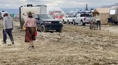Desaťtisíce návštevníkov festivalu Burning Man, ktorí uviazli v púšti, sa po dažďoch začali vracať domov