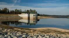 Indický úradník pre utopený telefón nechal z nádrže vypustiť 2 milióny litrov vody