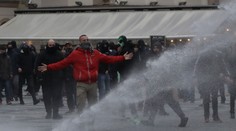 V Prahe sa konal protivládny protest. Polícia použila vodné delá. Babiš reaguje: Som v šoku