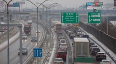 V Bratislave nasnežilo, doprava kolabovala. Vznikali nehody, kolóny a meškala MHD