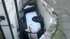 Luxusné auto skončilo vkliesnené v úzkej štrbine