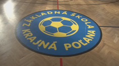 Ôsmak mal cez prestávku zamknúť dve dievčatá v triede a obťažovať ich