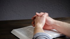 Chcel sa pomodliť, teraz mu hrozí až 5 rokov väzenia. Polícia obvinila muža z krádeže auta