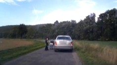 Realita českých vodičov: Jeden má obušok, druhý slzotvorný sprej