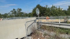 Most, ktorý rozdeľuje Sereď, začali rekonštruovať. Prvé autá by mohli po ňom prejsť na budúci rok