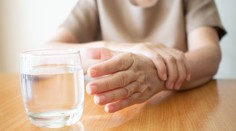 Prichádza náhle. Mozgovej príhode môže predchádzať aj malá mŕtvica. Toto sú jej príznaky