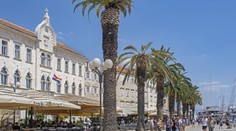 Neďaleko známeho prímorského letoviska v Chorvátsku vypukol lesný požiar