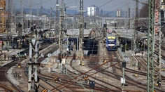 Séria sabotážnych útokov v Nemecku: Výbuch v Augsburgu ochromil vlakovú dopravu, terčom mala byť aj elektrická sieť