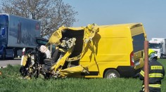FOTO: Po čelnej zrážke zostala z kabíny dodávky len diera. Pri Nitre zasahoval vrtuľník