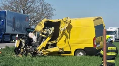 FOTO: Po čelnej zrážke zostala z kabíny dodávky len diera. Pri Nitre zasahoval vrtuľník