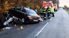 FOTO: Vážna nehoda pri Jelšave. Na zamrznutej ceste sa autá stali neovládateľné, jedno skončilo na druhom