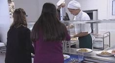 Všetky kuchárky na gymnáziu v Trnave ochoreli. Variť začali študenti