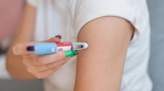 Láka rýchlymi výsledkami, no môže viesť až k hospitalizácii. Vedci si posvietili na vedľajšie účinky populárneho lieku