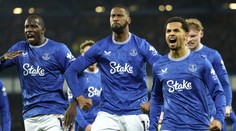 Tri červené karty a vyrovnanie v 98. minúte. Šialené derby o Liverpool bolo v Goodison Parku posledné