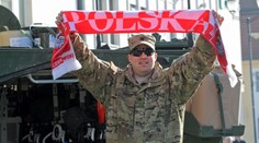 Poliaci vítali americký konvoj. Deti liezli na obrnené transportéry