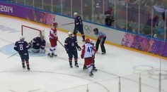 Ovečkin napálil rozhodcu do miesta, kde by si to neželal žiadny muž