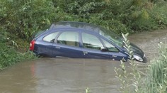 Mladý muž z Prievidze sa s autom zrútil do rieky, z nehody vyviazol bez škrabanca