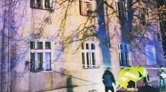 Alkohol, marihuana aj pervitín. Polícia už tuší, prečo našla vo Fiľakove pod balkónmi mladý pár