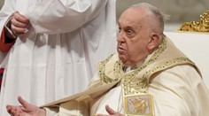 Pápež otvoril Svätú bránu. Vyzval na premenu sveta sužovaného chudobou, otroctvom a konfliktmi