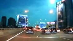 Šokovaní obyvatelia Bangkoku. Nad hlavou im preletela ohnivá guľa