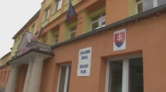 Stále je riaditeľom, hoci šoféroval opitý. Starosta to nerieši, čím porušuje zákon