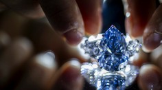 Mimoriadne vzácny modrý diamant vydražili za takmer 44 miliónov dolárov
