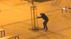 Vojaka nepustili do krčmy, vyzúril sa na stromčeku