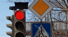 Preletel na červenú a vrazil do chodcov. Výsledkom je jeden mŕtvy a jeden ťažko zranený