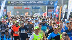 Policajt Lukáš sa stal hrdinom košického maratónu, zranenú bežkyňu priniesol do cieľa na rukách