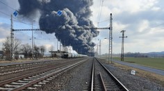 Horiaci vlak v Česku ochromil dopravu aj na Slovensku. Na jednom úseku úplne vylúčili spoje