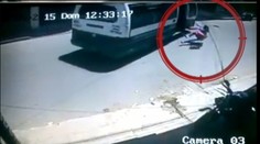 Stáli pri nich všetci svätí: Matka s bábätkom vyletela za jazdy z autobusu