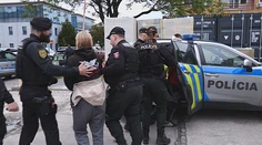 Pri akcii Dýka našli drogy, zbraň aj desaťtisíce eur. Trojicu poslali do väzby