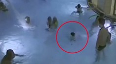 Hrôzostrašný moment. Chlapec (5) sa začal topiť v bazéne a nikto si to nevšimol