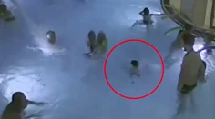 Hrôzostrašný moment. Chlapec (5) sa začal topiť v bazéne a nikto si to nevšimol