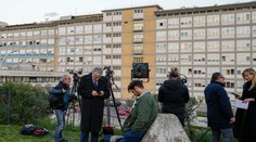 Stav pápeža Františka sa zlepšuje. Dokonca už aj pracuje z nemocnice