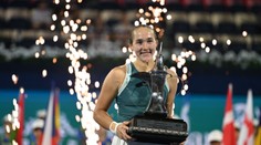 Viaceré súperky proti nej odmietli hrať, kvôli podpore Putina. Všetky prémie z turnajov idú otcovi