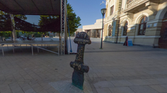 Mladý muž v Nitre mal ťažkú noc: Opitý sa pošmykol a narazil do Pribinovho meča