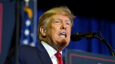 Trump sa postavil pred súd v Miami. Vyhlásil, že sa cíti byť nevinný vo všetkých bodoch obžaloby