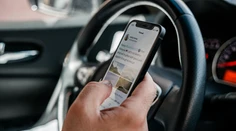 Dostala pokutu za mobil za volantom. „Bola to vyprážaná cuketa,“ bráni sa