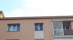 Chlapec chodil po parapete okna, kým jeho opitá matka spala. Paradoxne to nebolo prvýkrát