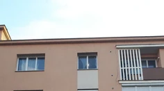 Chlapec chodil po parapete okna, kým jeho opitá matka spala. Paradoxne to nebolo prvýkrát
