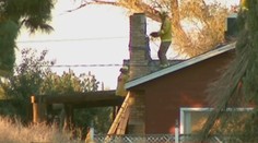 Zlodej chcel kradnúť cez komín. Majiteľ domu urobil niečo nečakané