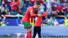 VIDEO: Selfie s Ronaldom skúšali na trávniku až piati. Usporiadateľ namiesto výtržníka „zostrelil“ Portugalčana