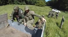 Film o slovenských brancoch v maskáčoch so samopalmi. Je to len nevinná hra na vojakov?