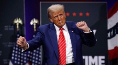 Trump namiesto debaty tancoval. V dave omdleli ľudia, exprezident požiadal pustiť skladbu Ave Maria