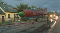Nočný prevoz stíhačky Mig - 21 v Sliači sledovali s napätím obyvatelia i leteckí fanúšikovia