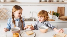 Keď starší súrodenec supluje rodiča: Kde je hranica a kedy už ide o problém