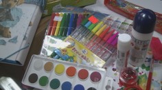 Rodičia dostali zoznam pomôcok pre prvákov. Posvietili sme si na ceny