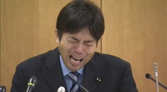 Japonský poslanec z uplakaného videa predložil svoju rezignáciu